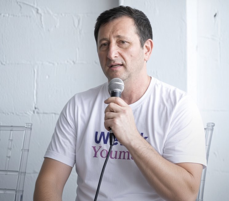 Former Celsius CEO Alex Mashinsky holding a microphone and speaking.